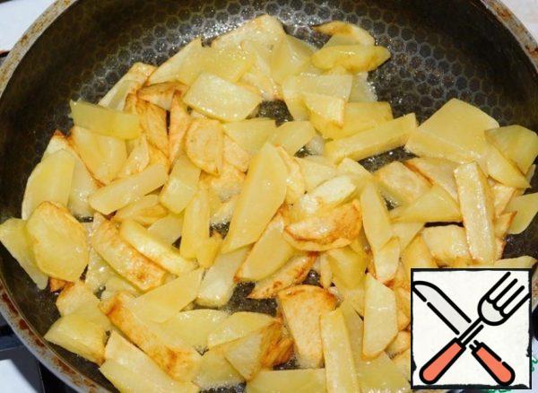 Fry the potatoes separately in a hot frying pan until golden brown.
