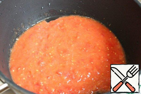 Chop the tomatoes in a blender. It is better to remove the skin from them, but if there is little time, you can not remove it.
Pour vegetable oil into a bucket with a thick bottom. Then pour the chopped tomatoes there.
