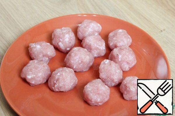 Minced meat (I was just scrolling through the meat) add salt and pepper to taste, add finely chopped onion, 2 tablespoons of milk. You can add a little white bread. i.e. we make the usual minced meat for meatballs, which you are used to.
Mix the minced meat well.
I form 12 meatballs, 3 pieces for each potato half.