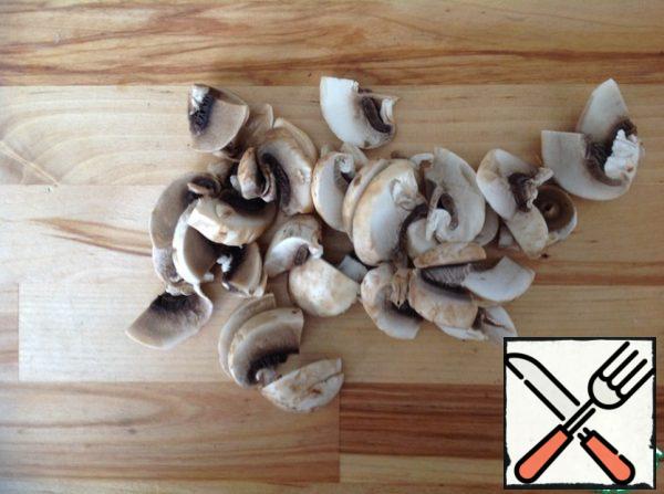Peel, wash and dry the mushrooms. Finely chop the legs of the mushrooms, cut the caps into large slices.
