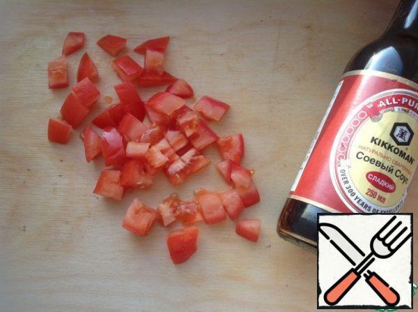 Wash the tomatoes, cut into small cubes.
