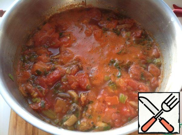 Add tomatoes, broth and tomato juice to the pan. Bring to a boil.
