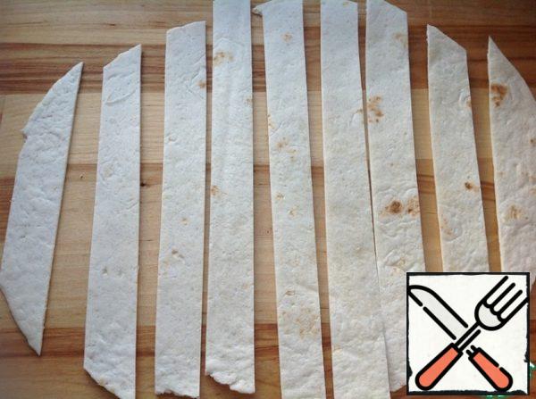 Tortilla cut into strips 2 cm wide. Dry in a dry pan on both sides.