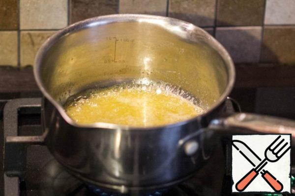 In a saucepan melt 30 g butter. Add flour, fry it in butter, stirring with a spatula, until Golden brown and nutty flavor.