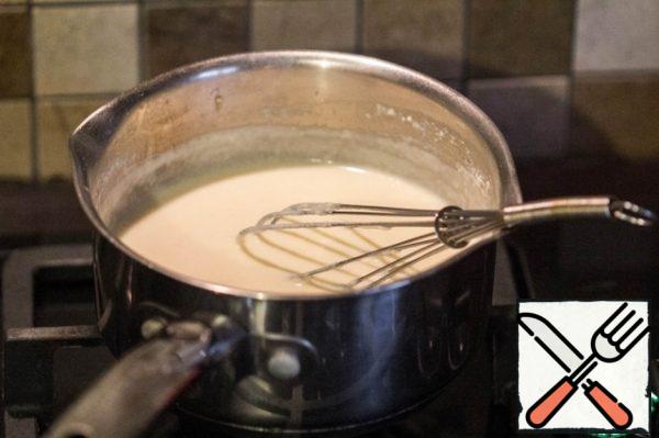 Gradually pour the warmed cream and milk. You can only use milk, but I wanted to make the taste even more creamy. Cook, stirring with a whisk, until the sauce is smooth. Salt to taste