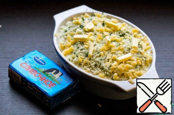 Sprinkle the gratin with fragrant breadcrumbs and a finely chopped slice of cheese.
Cut 10 g of butter into slices and put it on top of the gratin.
