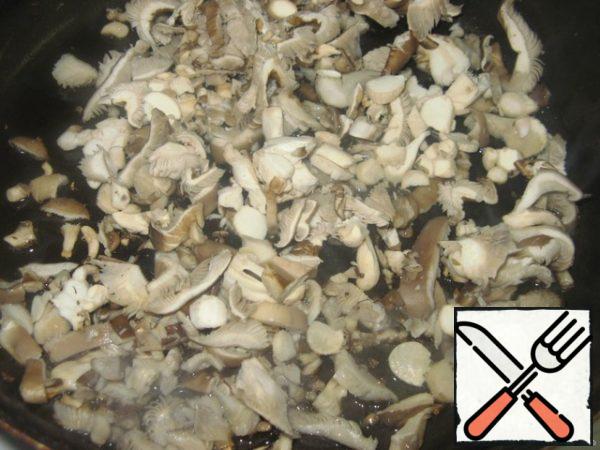 Finely chop the mushrooms, fry.

