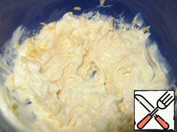 Mayonnaise mix with remaining cheese.