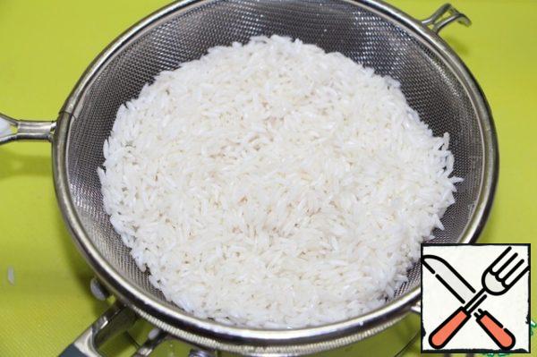 Drain the water and cool the rice.