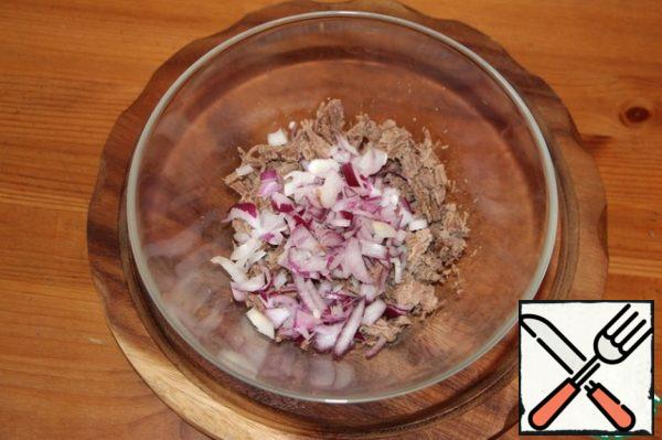Add the onion to the meat, cut into thin half rings or cubes.
