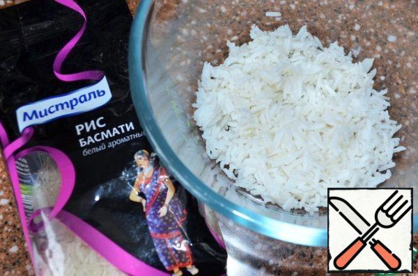 Pre-boil the rice and cool it.
I use fragrant basmati white rice from TM Mistral,
it is very tasty and will serve as the main ingredient of the salad.
Measure 100 g.
