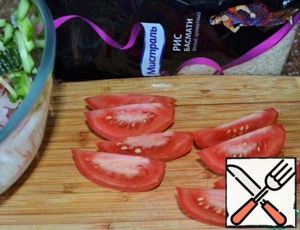 Cut the tomato into thin slices.
Cut the onion into thin half rings.
If you use a regular light bulb,
pre-soak it in cold water, this will reduce the bitterness.