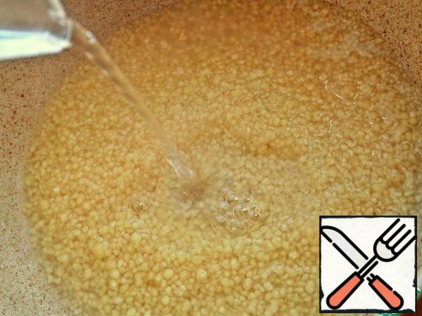 Pour 30 g of couscous into a small Cup or bowl. Pour boiling water, cover for 5 minutes.