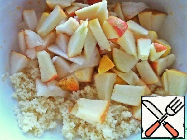 After 5 minutes, open the couscous and loosen with a fork. Sprinkle it with fruit.
