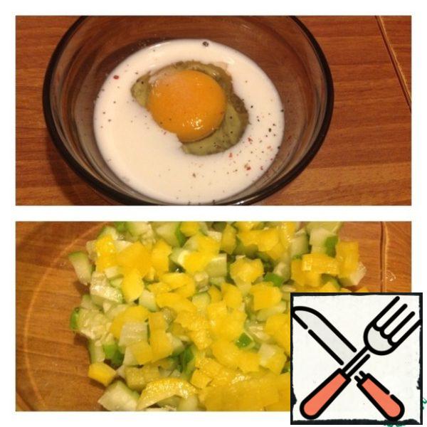 Beat eggs with milk, salt and pepper into foam.
Grease the pan with vegetable oil and fry the pancake omelet on both sides. Unparliamentary.
Meanwhile, in the salad bowl cut into a small cube of cucumber and bell pepper.