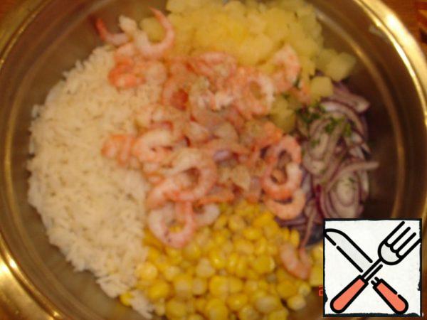 Slice:
pineapple cubes
, onion half rings
. Put all the ingredients in a large bowl: onion + pineapple + shrimp + corn.