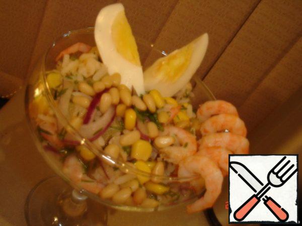 The salad is ready!
Sprinkle with pine nuts when serving! And decorate the eggs with quarters.