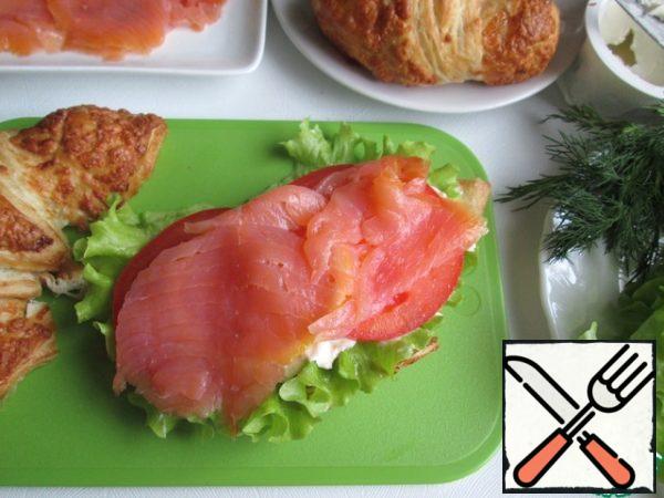 Lay slices of salmon.