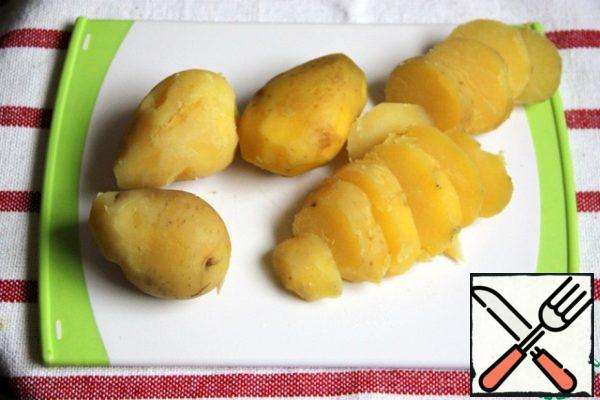 Peel the potatoes and cut into 1 cm thick slices.