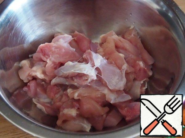 Cut chicken meat into thin strips.