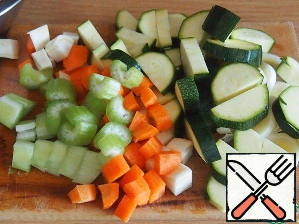 Cut a small carrot, zucchini and a sprig of celery into pieces. Cut the white part of the leek into rings.
