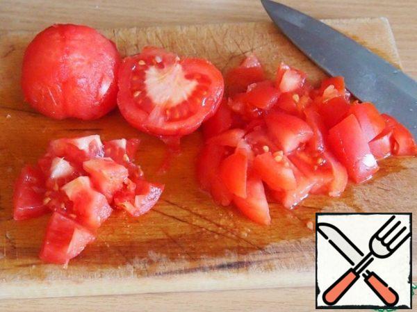 On tomatoes make a cross-shaped incision, throw in boiling water for two minutes. To get the tomatoes out of the water, dipped in cold water. Then it is easy to clean the skin.