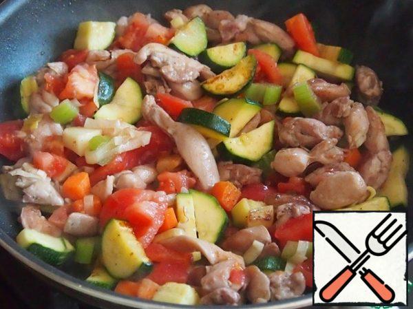 Cut the tomatoes into pieces and add them to the meat and fried vegetables in the pan. Stir, add salt and pepper. Optionally add your favorite spices. If you like it more spicy, add a little chili pepper.
