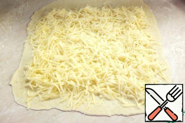 Spread the grated cheese.
