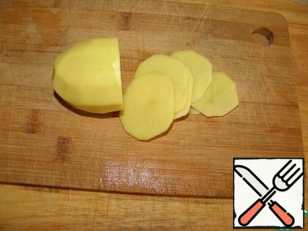 Cut the potatoes into thin slices. It is very important not to wash already cut potatoes, so as not to wash off the starch, which is necessary for thickening the sauce. (it is advisable to use good potatoes, are perfect varieties of yellow color with a thick tubers)
