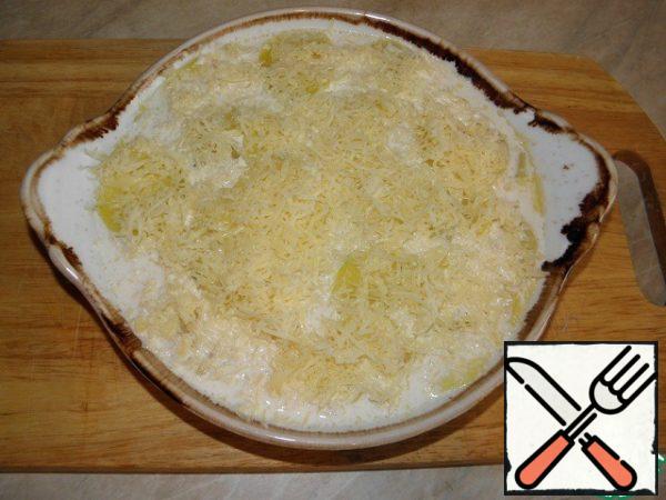 Spread the potatoes with the sauce in the prepared form, sprinkle with the remaining cheese.
