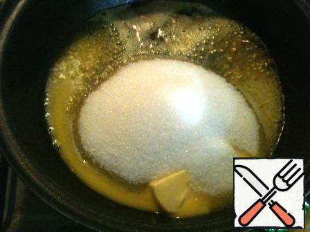 In a frying pan melt the butter, add sugar and apples. Fry until Golden brown, stir often, so as not to burn.