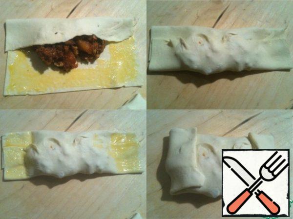 Close strudel envelope, as I have in the photo.. From above lubricate yolk. To make an extra pair came out, make a couple of cuts diagonally.
Place the finished products on a lightly oiled baking tray or cover with baking paper.
Bake in a preheated 180*C oven, 15-20 minutes, baking time depends on your oven.