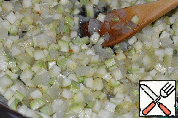 Onions cut into cubes and sauté in vegetable oil.
When the onion becomes clear, add the zucchini, diced.
Fry for 3 minutes over medium heat, stirring.