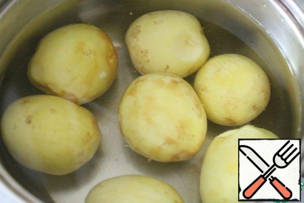 Remove the skin from the potatoes (peel), put it to cook.
