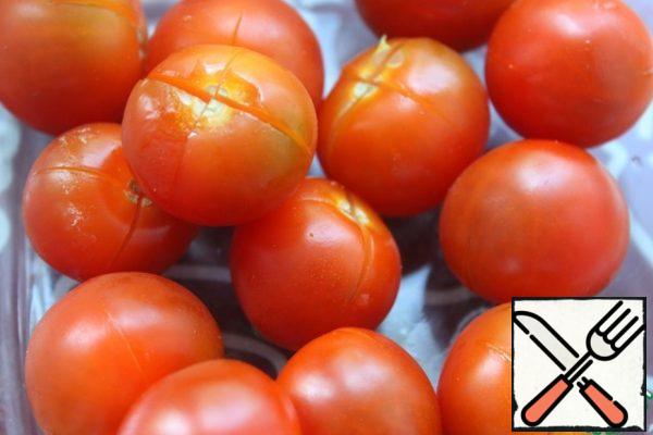 For tomatoes, make transverse incisions at the base.

