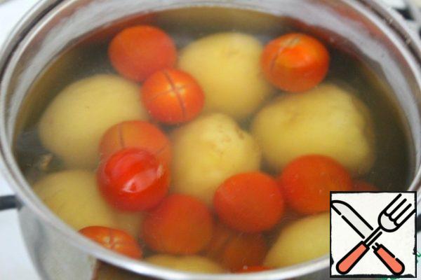 When the potatoes are ready, lower the tomatoes to him for 45 seconds.
Drain the water from the vegetables.