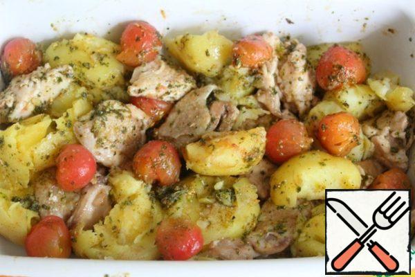 Mix 3 tablespoons of olive oil, vinegar, paprika, pesto, spices, salt and mix well.
Pour into a baking dish and mix gently with your hands.
Preheat the oven to 180 degrees.
Bake it for 30 minutes.