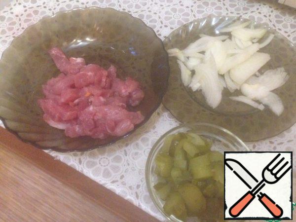 Carrots, onions, beef, cucumbers, gherkins cut into strips.
