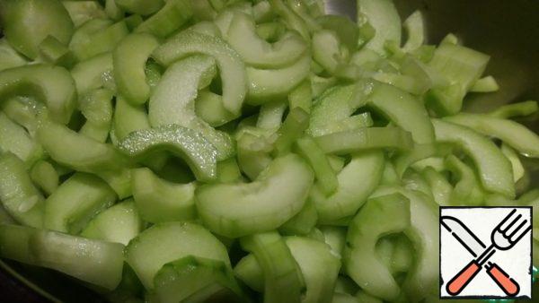 Cucumbers peel, cut in half, free from seeds and cut into thin half rings. Season with salt and place in colander for about 1 hour, to drain excess fluid.