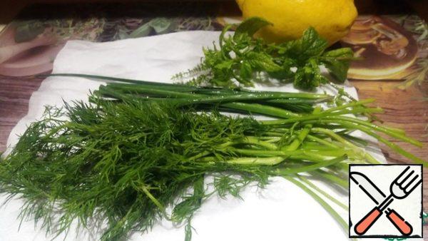 Aromatic herbs should be washed, dried and finely chop. Mix with cucumbers and pepper.