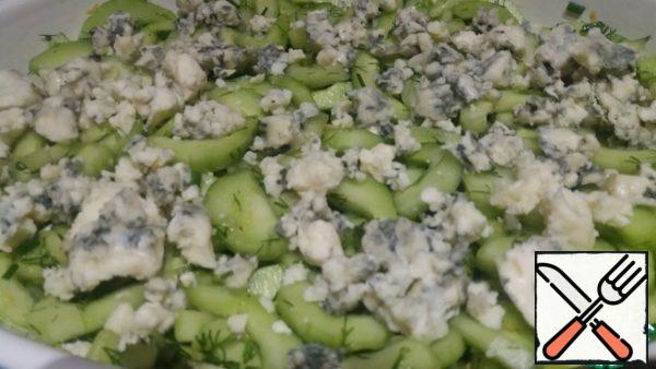 Form for baking grease with oil, put the bottom of the form with cucumber mixture. Top with the crumble cheese "Roquefort"
