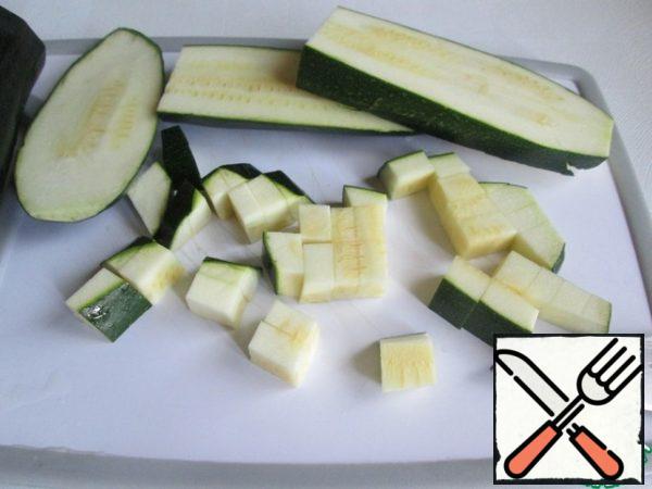 Wash the zucchini well and cut into small pieces. I didn't clean it, but it's not necessary.
