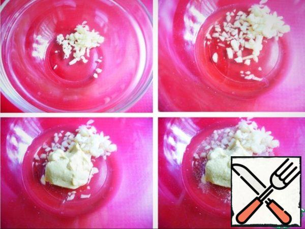 In a bowl (the bowl) chop the garlic, pour in wine vinegar, add the mustard, medium strength, salt.