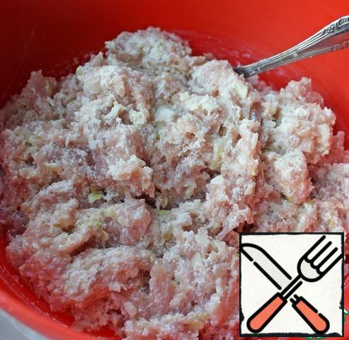 Add salt and ground black pepper. Carefully knead the minced meat, then put it in the refrigerator for 1 hour.