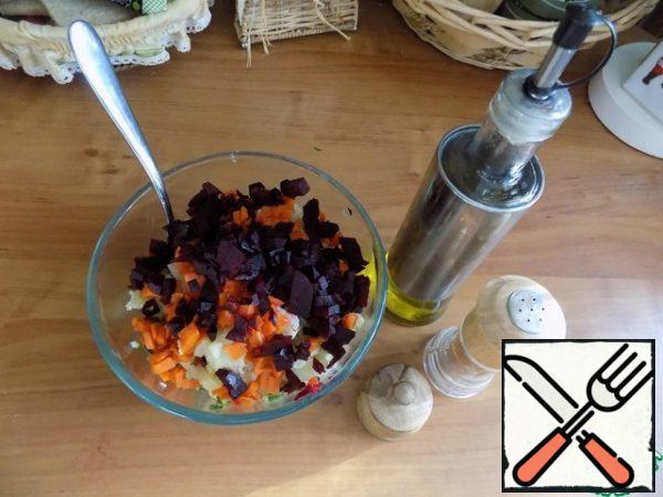 Spread finely chopped beets, carrots and potatoes. Potatoes can not be put, but I really like this vinaigrette with him!