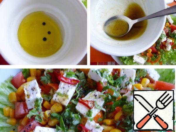In a bowl mix vinegar, salt, olive oil, balsamic.
Season the salad.