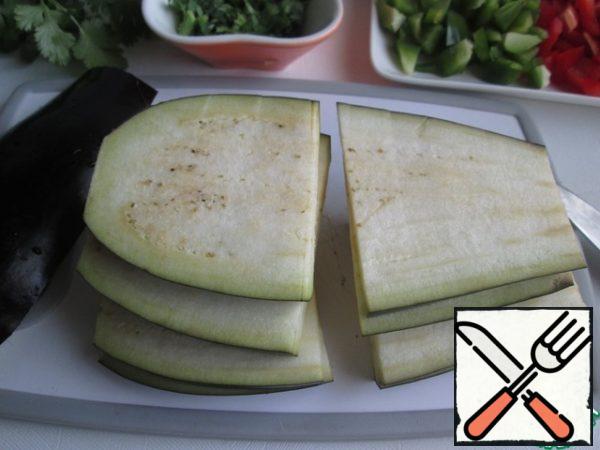 Cut eggplant lengthwise, plates, then cut in half.