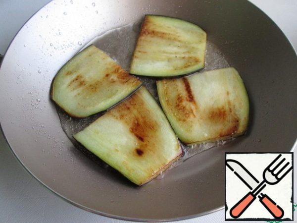 Fry in vegetable oil on both sides and transfer to a paper towel.
