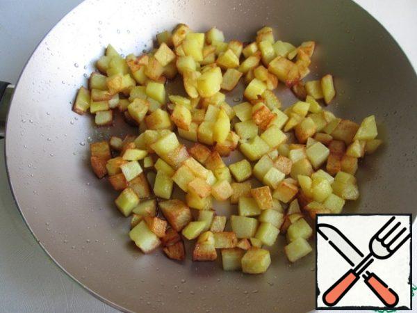 Pour vegetable oil into the same pan and fry the potatoes until golden brown. At the end of frying, add salt. If there is Svan salt, then use it, I salted it with fragrant salt. It is advisable to put the potatoes on a paper towel, too.
