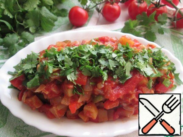 The third layer of eggplant is covered with vegetables and decorate the middle with chopped coriander greens.